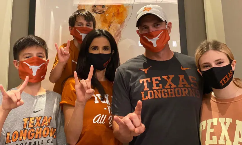Tom Herman via his Twitter account shares a picture with his family where everyone wears a mask and to aware people to stay safe during COVID-19.