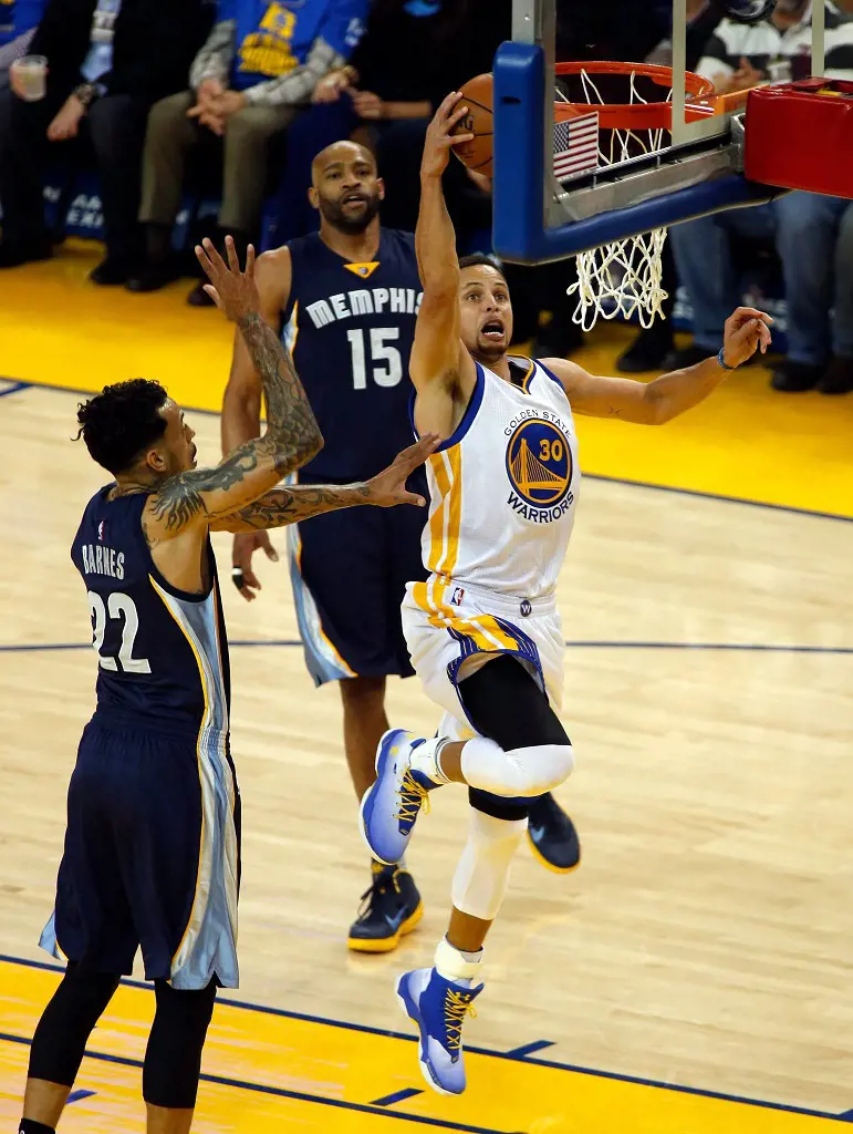Curry with a layup against Memphis Grizzlies in the 2016 Playoffs.