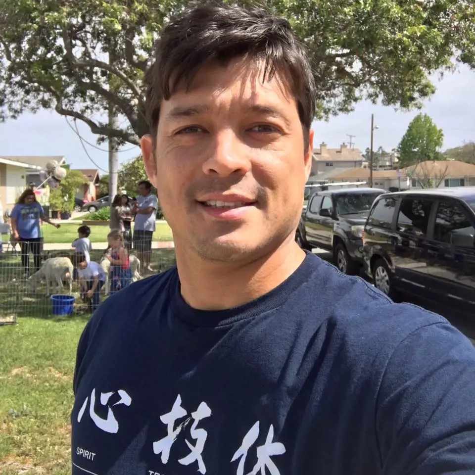 Chinzo taking a selfie while donning a blue Japanese letter printed shirt in May 2016
