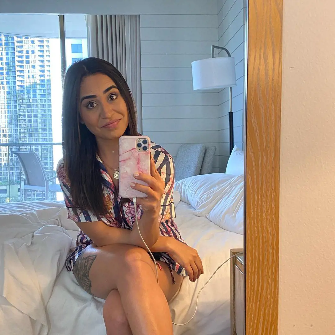 Destiney takes mirror selfie with her iPhone during her tour to Hawaii in July 2021