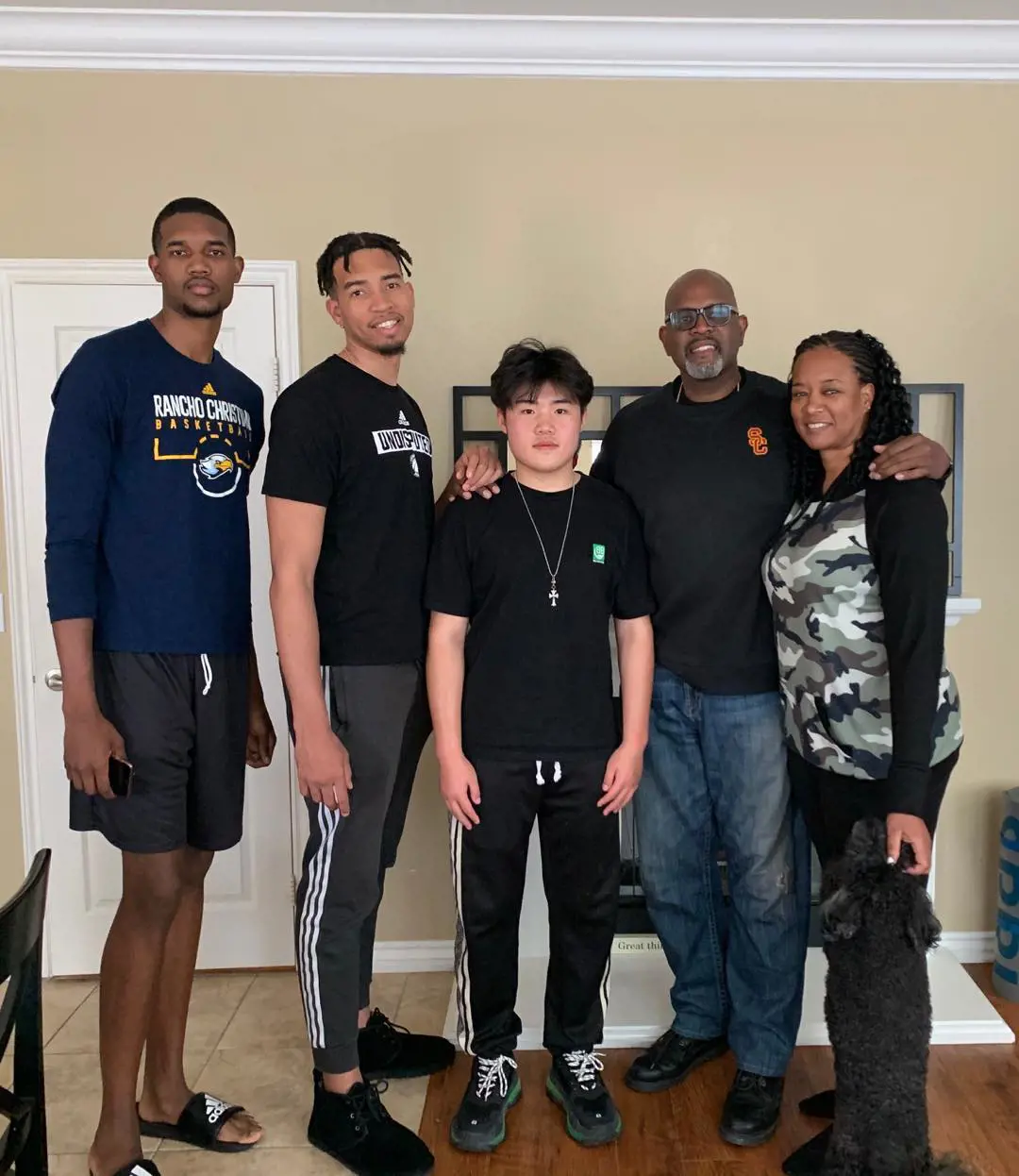 The foreign exchange student Johnny (middle) with Evan Mobley and his family.