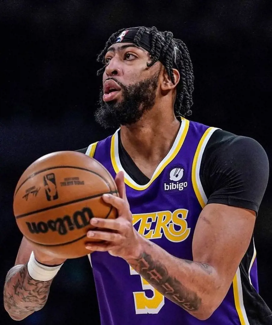 Lakers star Anthony Davis during an NBA game in February 2022