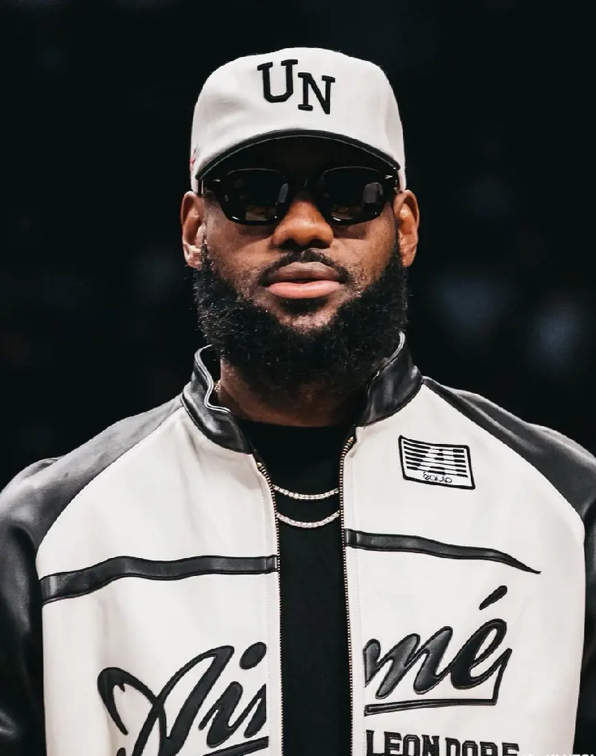 LeBron James looks great in stylish outfit in March 2023