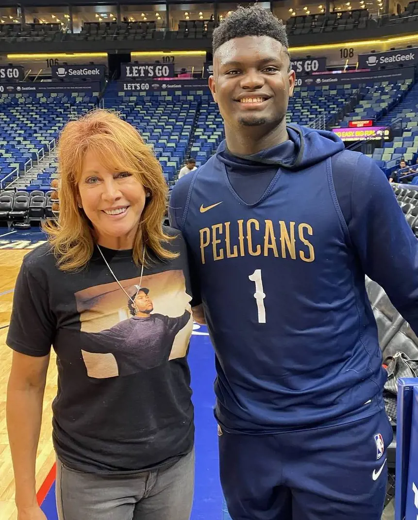Nancy Lieberman takes a picture with NBA star Zion Williamson in March 2020