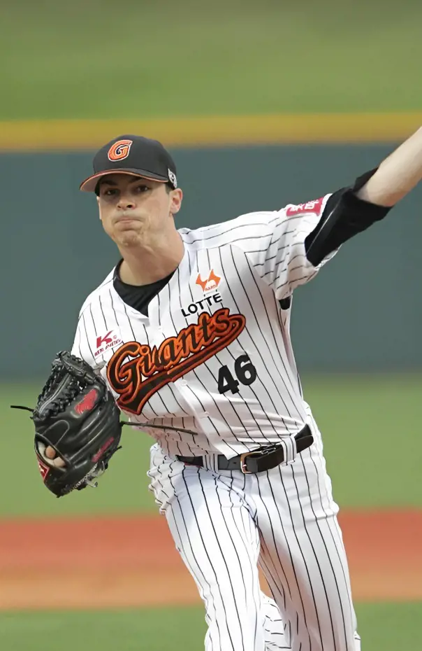 Brooks playing in the KBO League for the Lotte Giants.