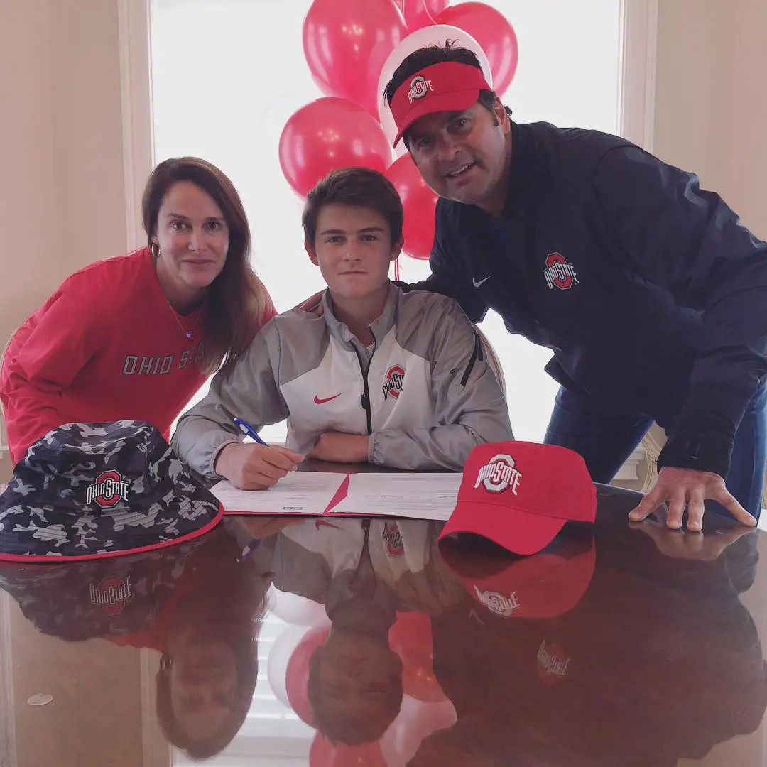 Wolf signing his agreement with the Buckeye in Indian Hill, Ohio, on November 10, 2016( Source : instagram )